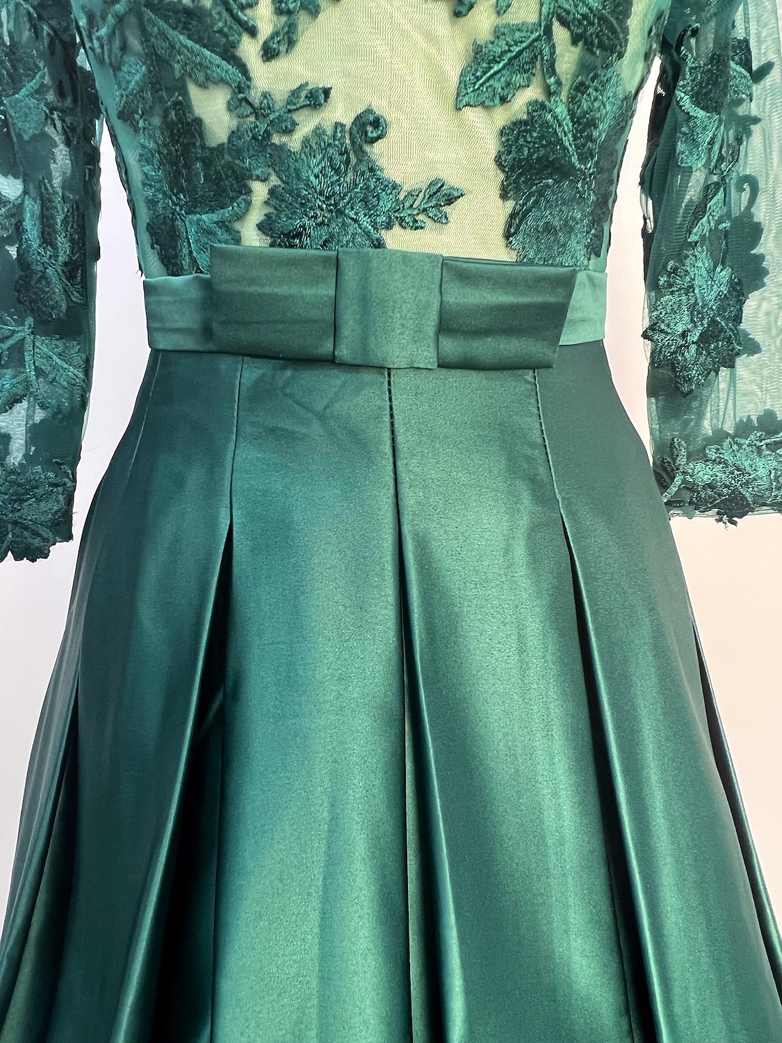 Abiti da cocktail A-Line rossi verdi abito elegante formale Kentucky lunghezza tè maniche 3/4 scollatura a girocollo autunno invitato matrimonio satén con pieghe applicazioni del 2025 a $175.99 –P1