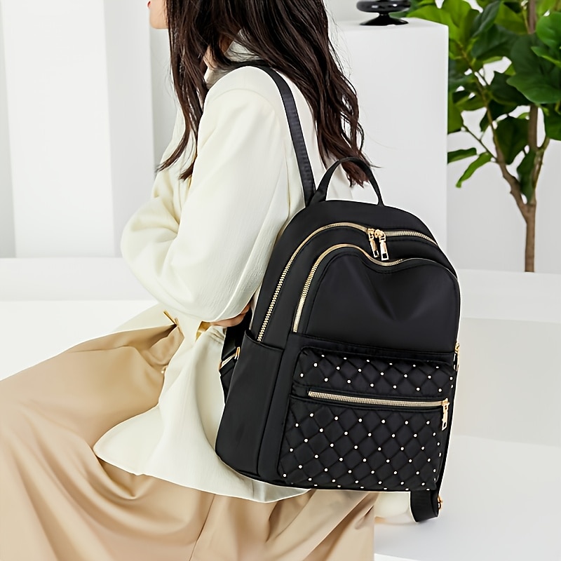 Sac à dos en nylon matelassé noir pour femme avec fermetures éclair dorées et poche avant cloutée – sac léger et élégant pour l'école, le travail ou un usage quotidien de 2025 ? $34.99 –P7