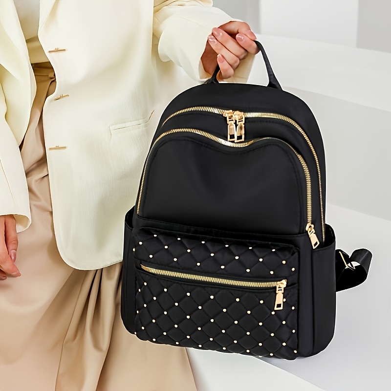 Sac à dos en nylon matelassé noir pour femme avec fermetures éclair dorées et poche avant cloutée – sac léger et élégant pour l'école, le travail ou un usage quotidien de 2025 ? $34.99 –P1