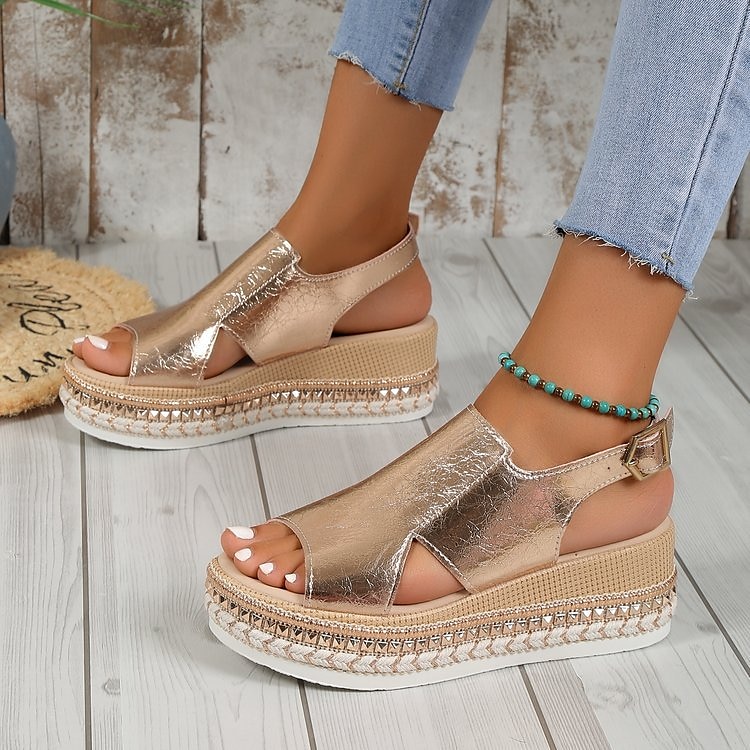 Damesandaler med metallisk gullfarget espadriller i kunstskinn med åpen tå og spenne, uformelle sommerkilesko for ferie, strand og hverdagsantrekk. 2025 - $34.99 –P7