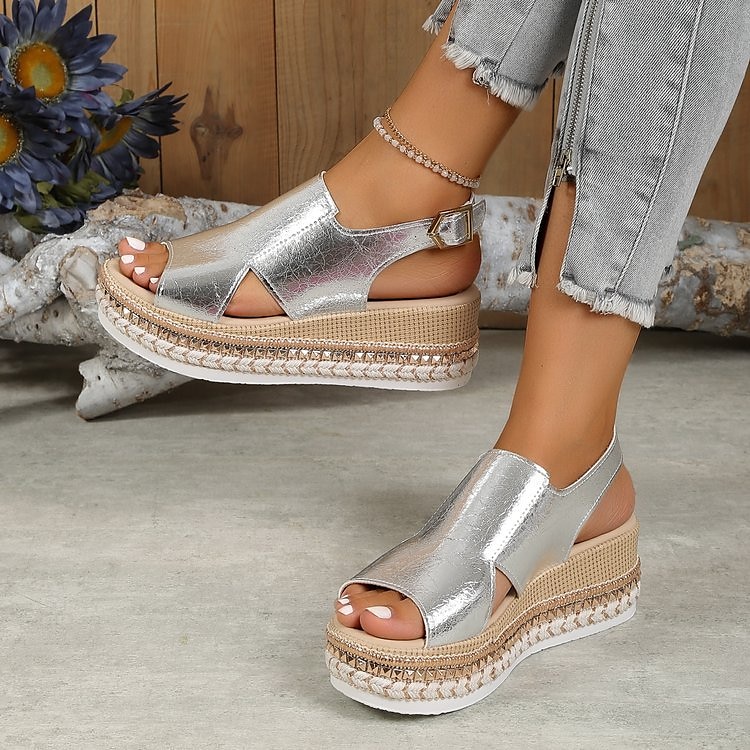 Damesandaler med metallisk gullfarget espadriller i kunstskinn med åpen tå og spenne, uformelle sommerkilesko for ferie, strand og hverdagsantrekk. 2025 - $34.99 –P4