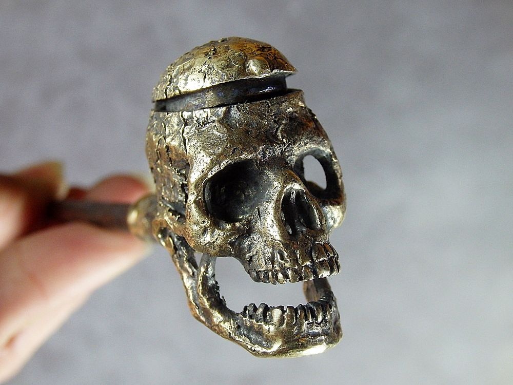 pipa da fumo con teschio umano di halloween, set da fumo creativo fatto a mano, teschio in miniatura in bronzo personalizzato, regalo unico per il fumatore, arredamento di halloween fatto a mano del 2025 a $13.99 –P2
