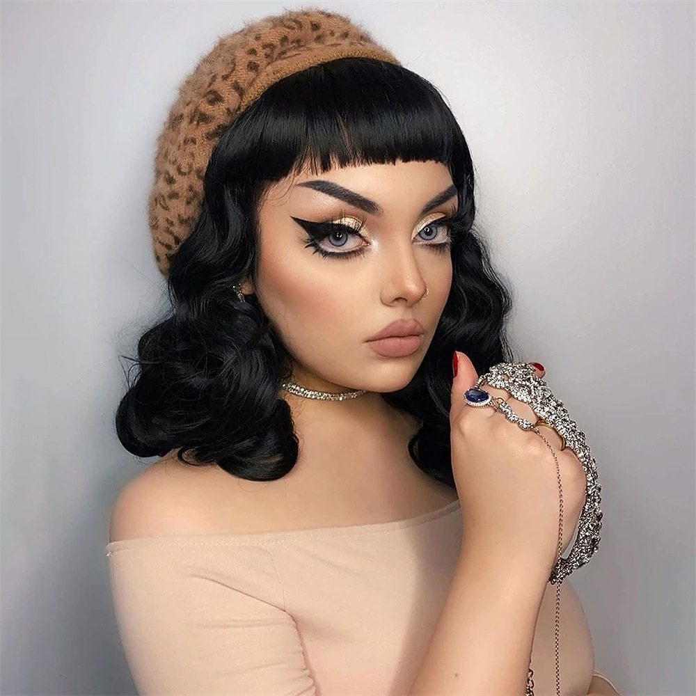 Perruques vintage pour femmes courte perruque noire avec franges mi-longue résistante à la chaleur perruques bouclées courtes pour cosplay et usage quotidien perruques Halloween de 2025 ? $19.99 –P2