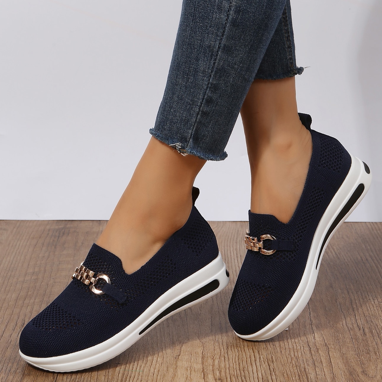 Dame Treningssko Slip-Ons Store størrelser Hevende Sko Flyknit sko Daglig Vandring Helfarge Rhinsten Spenne Flat hæl Kile Hæl Rund Tå Fritid Komfort minimalisme Flying Weaving Tøfler Svart Mørkeblå 2025 - $24.99 –P7
