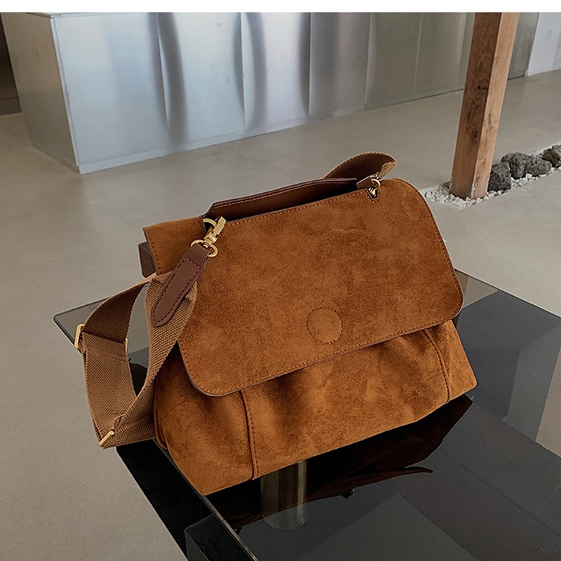 Bolso de mensajero de ante marrón para mujer con correa ajustable: bolso de hombro informal para el trabajo, los viajes y el uso diario 2025 - $24.99 –P2
