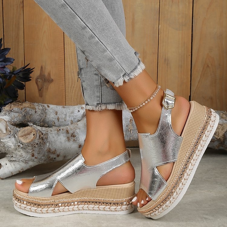 Damesandaler med metallisk gullfarget espadriller i kunstskinn med åpen tå og spenne, uformelle sommerkilesko for ferie, strand og hverdagsantrekk. 2025 - $34.99 –P5