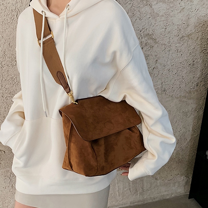 Bolso de mensajero de ante marrón para mujer con correa ajustable: bolso de hombro informal para el trabajo, los viajes y el uso diario 2025 - $24.99 –P4