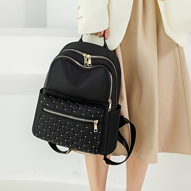 Sac à dos en nylon matelassé noir pour femme avec fermetures éclair dorées et poche avant cloutée – sac léger et élégant pour l'école, le travail ou un usage quotidien de 2025 ? $34.99 –P6