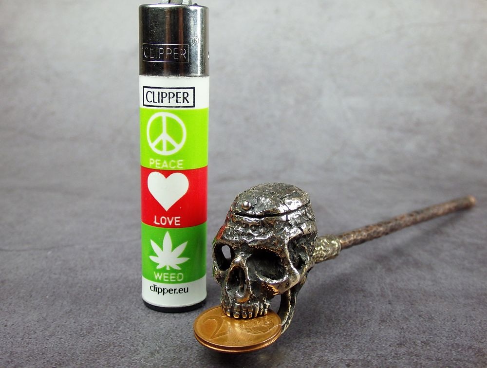 pipa da fumo con teschio umano di halloween, set da fumo creativo fatto a mano, teschio in miniatura in bronzo personalizzato, regalo unico per il fumatore, arredamento di halloween fatto a mano del 2025 a $13.99 –P7