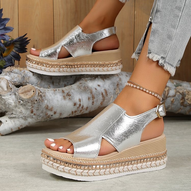 Damesandaler med metallisk gullfarget espadriller i kunstskinn med åpen tå og spenne, uformelle sommerkilesko for ferie, strand og hverdagsantrekk. 2025 - $34.99 –P2