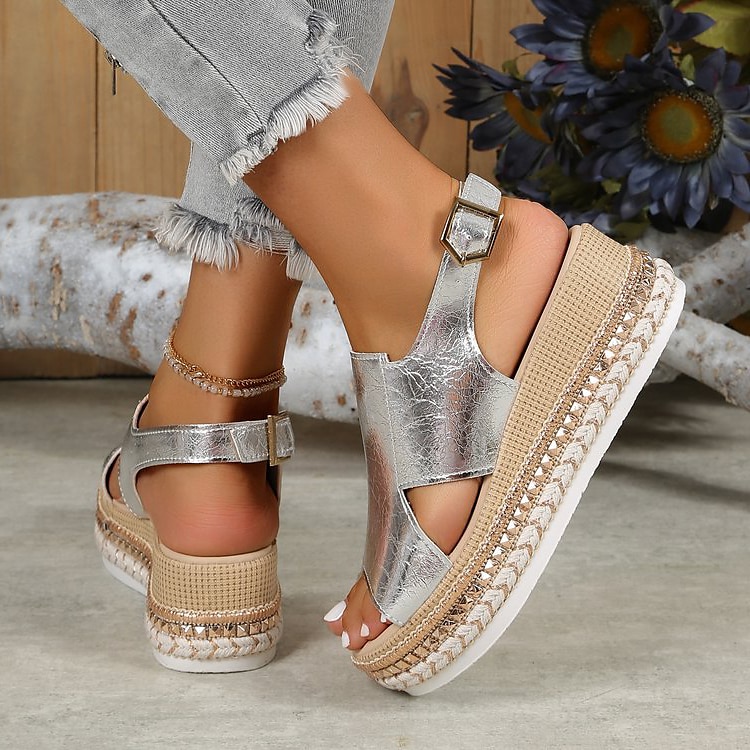 Damesandaler med metallisk gullfarget espadriller i kunstskinn med åpen tå og spenne, uformelle sommerkilesko for ferie, strand og hverdagsantrekk. 2025 - $34.99 –P3