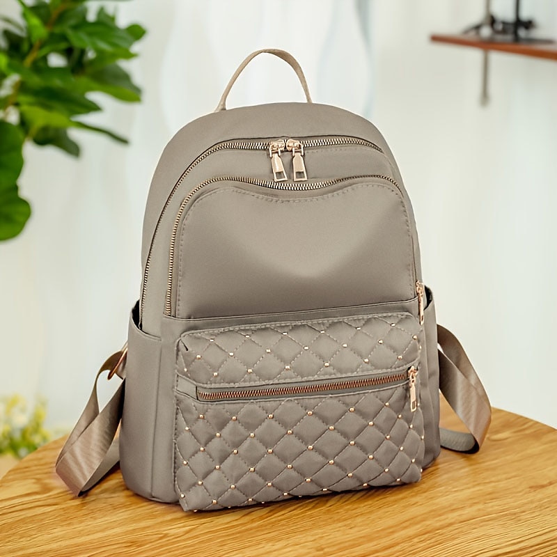 Sac à dos en nylon matelassé noir pour femme avec fermetures éclair dorées et poche avant cloutée – sac léger et élégant pour l'école, le travail ou un usage quotidien de 2025 ? $34.99 –P9