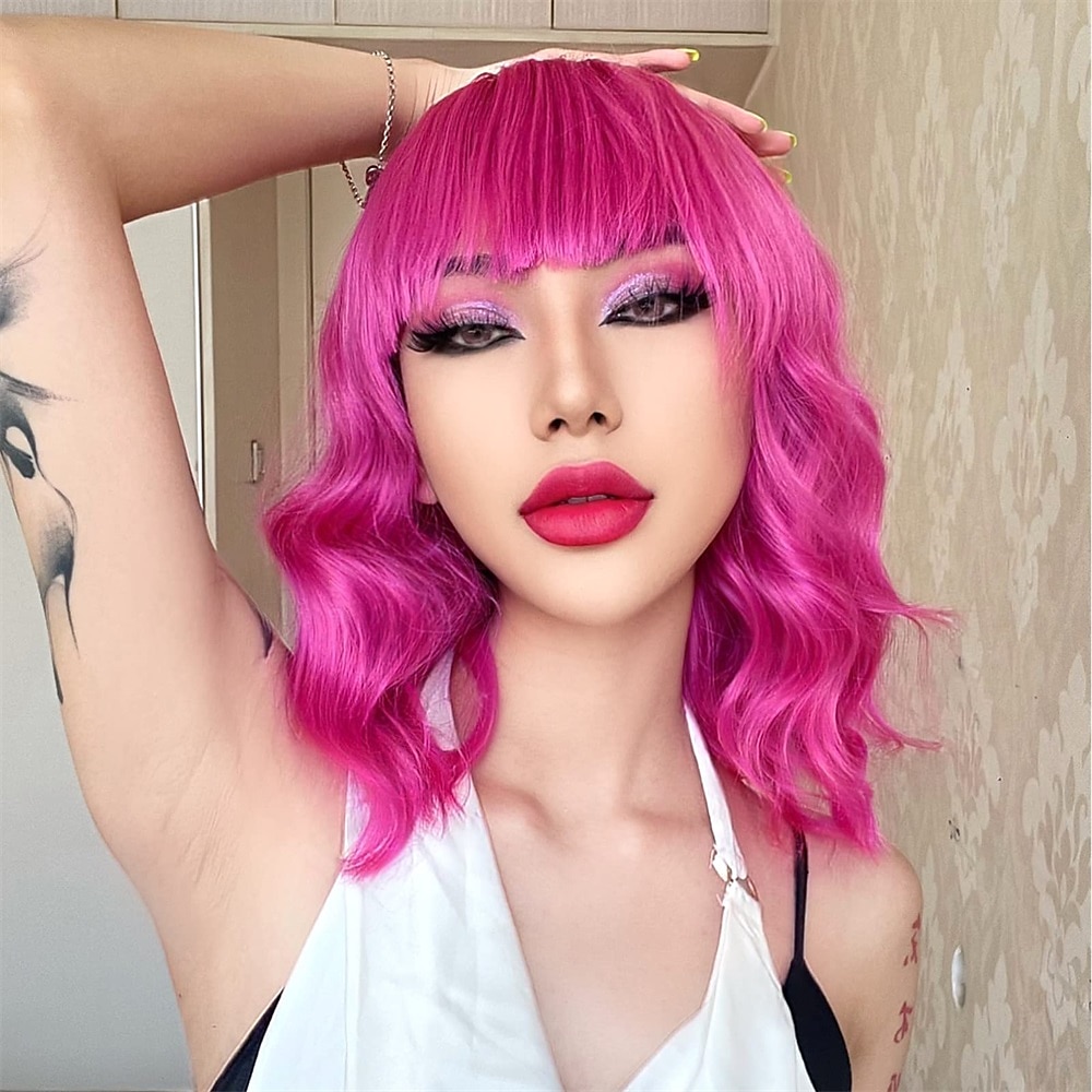 hete roze pruik met pony korte bob golvend krullend pruik schouderlengte hete roze pruiken voor vrouwen synthetisch haar kleurrijke pruik voor halloween kostuum cosplay 14 inch 2025 - $20.99 –P3