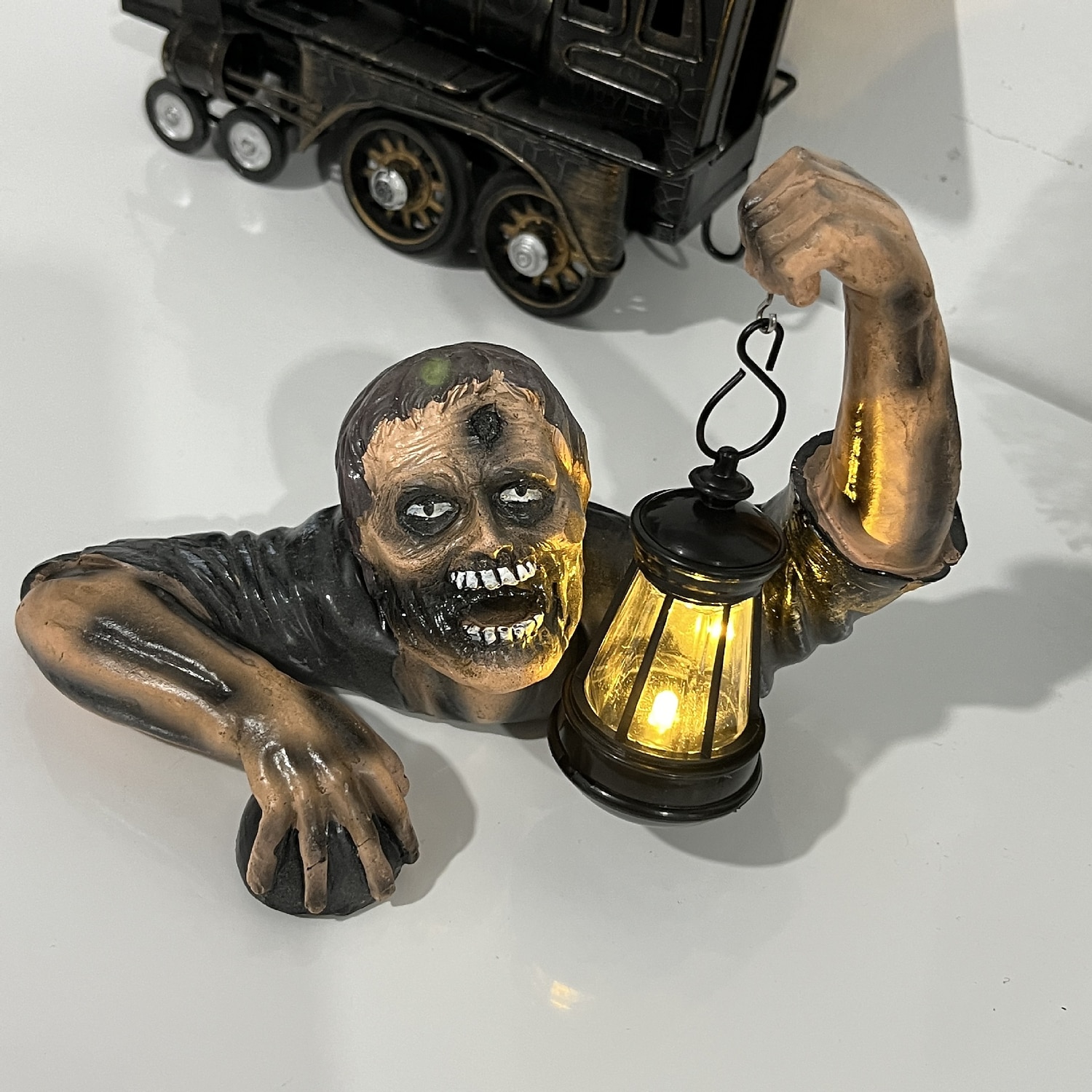 Gruselige Halloween-Zombie-Handlichtornamente aus Kunstharz für Horrorstatuen und Gartendekorationen 2026 - $18.99 –P8
