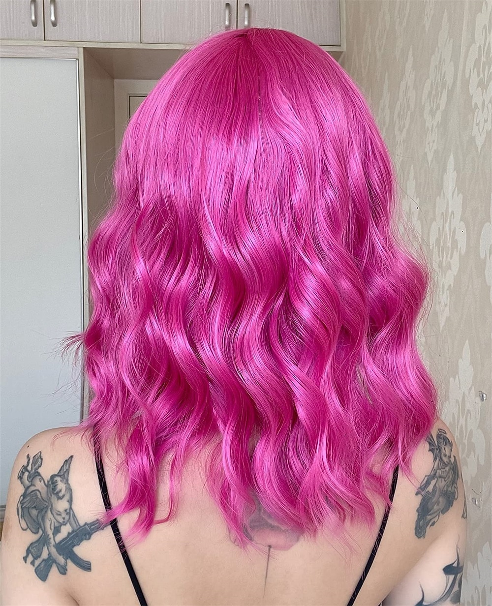 hete roze pruik met pony korte bob golvend krullend pruik schouderlengte hete roze pruiken voor vrouwen synthetisch haar kleurrijke pruik voor halloween kostuum cosplay 14 inch 2025 - $20.99 –P4