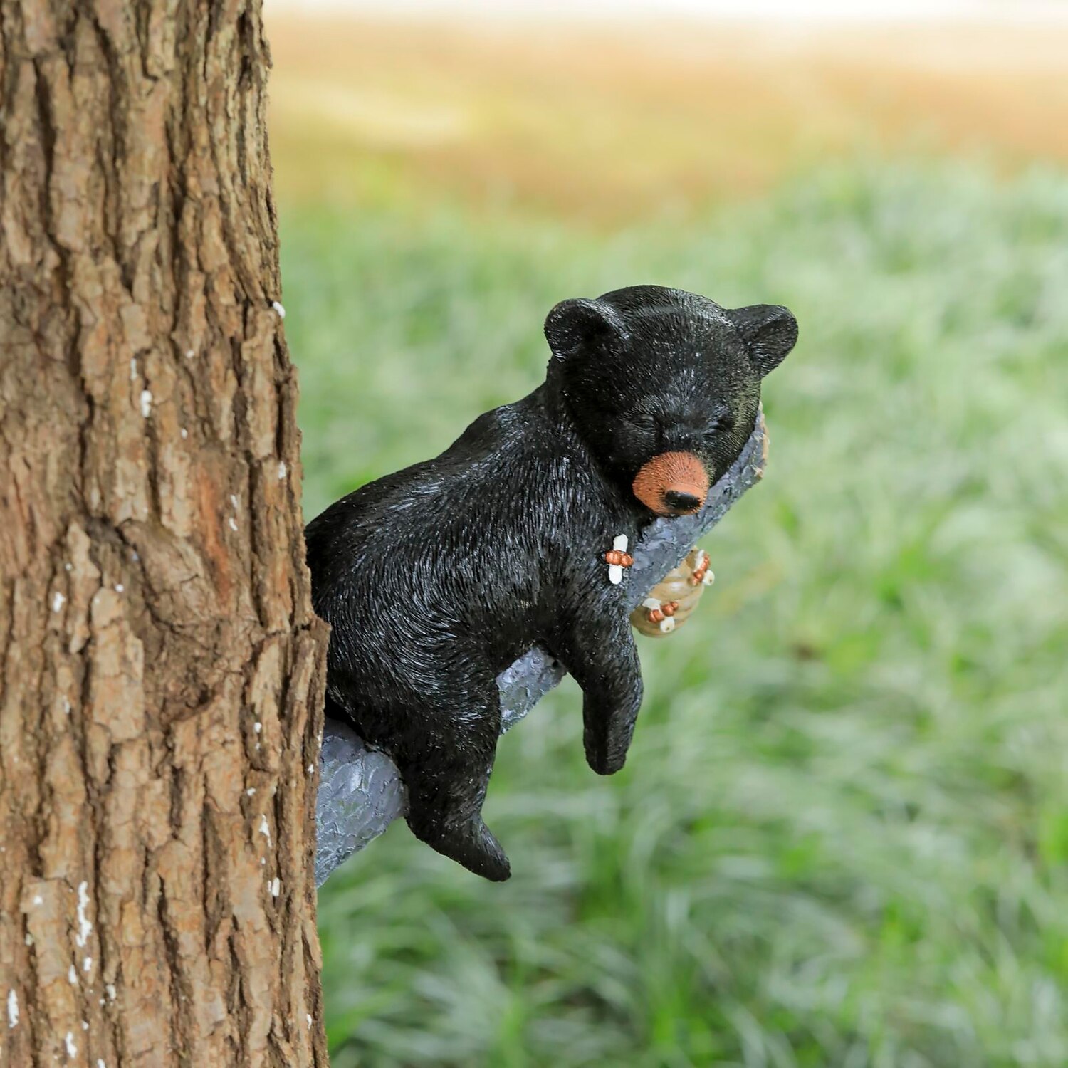 Estatua de resina de un oso sentado de Louis Vuitton ideal para