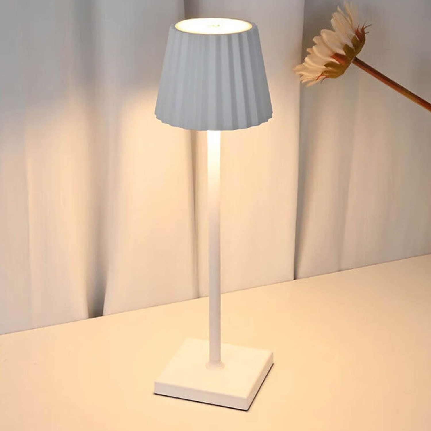 Lampe de table sans fil Protection des yeux Abat-jour plissé à gradation tactile en aluminium Lampe de table LED tricolore antidérapante rechargeable avec câble de chargement USB pour salle à manger de 2025 ? $35.99 –P6