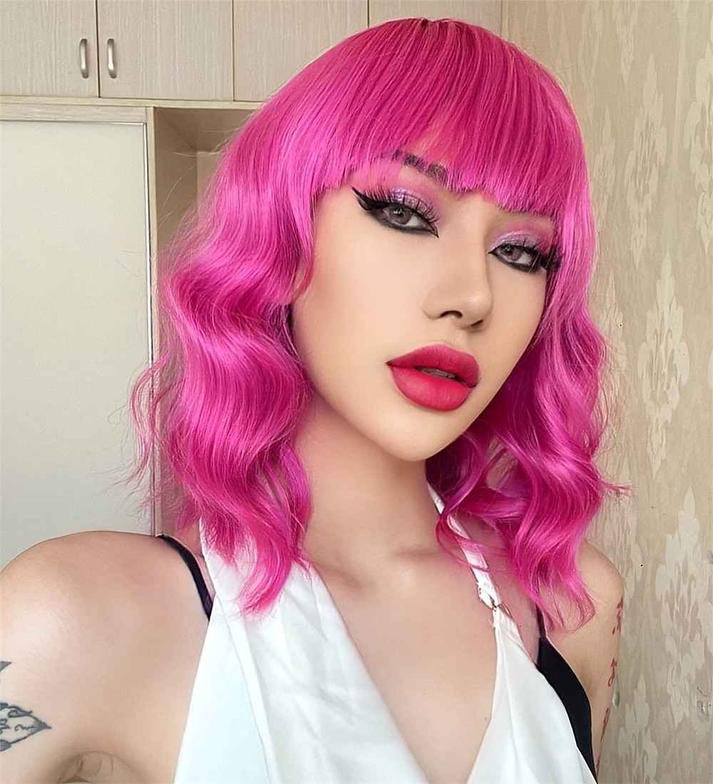 hete roze pruik met pony korte bob golvend krullend pruik schouderlengte hete roze pruiken voor vrouwen synthetisch haar kleurrijke pruik voor halloween kostuum cosplay 14 inch 2025 - $20.99 –P6