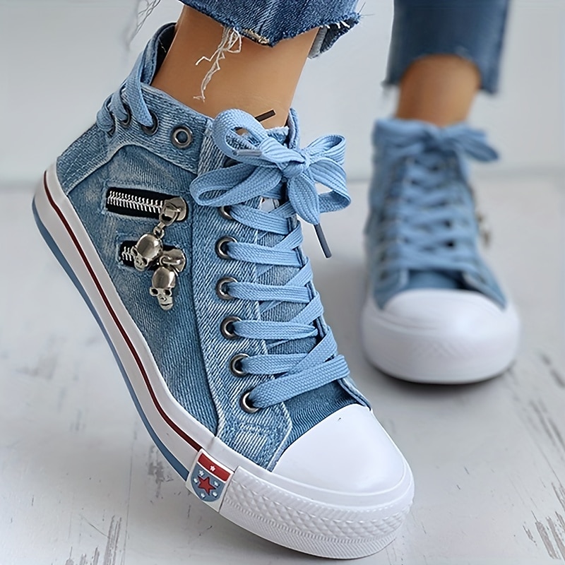 Damen-High-Top-Sneaker aus blauem Denim mit Totenkopf-Anhängern und Reißverschluss-Detail – lässiger Retro-Stil für jeden Tag 2025 - $54.99 –P4