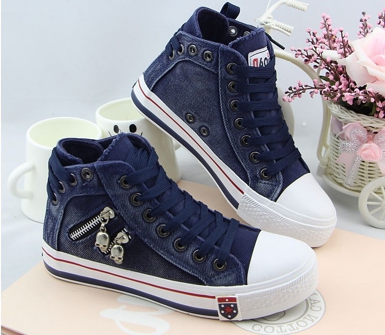 Damen-High-Top-Sneaker aus blauem Denim mit Totenkopf-Anhängern und Reißverschluss-Detail – lässiger Retro-Stil für jeden Tag 2025 - $54.99 –P7