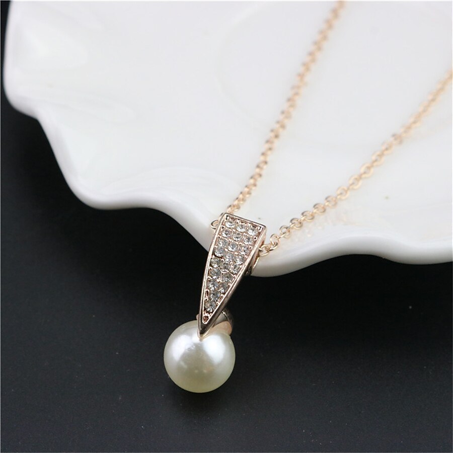 1 set (1 paio di orecchini collana 1 paio) lega di strass imitazione perla di lusso lucida per regalo serale per feste da donna ogni giorno del 2025 a $21.99 –P5
