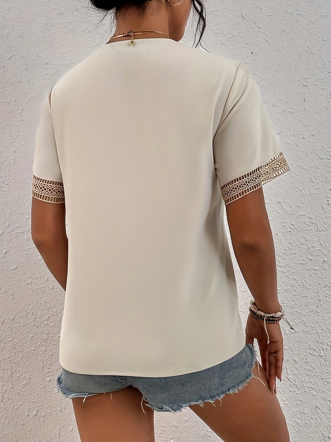 Damen Weiße Elegante Spitzen Tops Loch Bluse T-Shirt Burgunder Tee Schlichte Reguläre Tops Kurze Ärmel V-Ausschnitt Reguläre Passform Täglich Wochenende Romantische Petite Tops Sommer Urlaub Trag 2025 - $16.99 –P2
