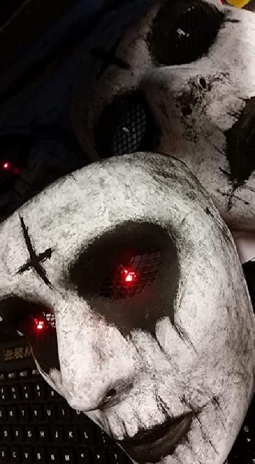 Dämonentöter rote LED-Maske leuchtende Augen gruselige Halloween