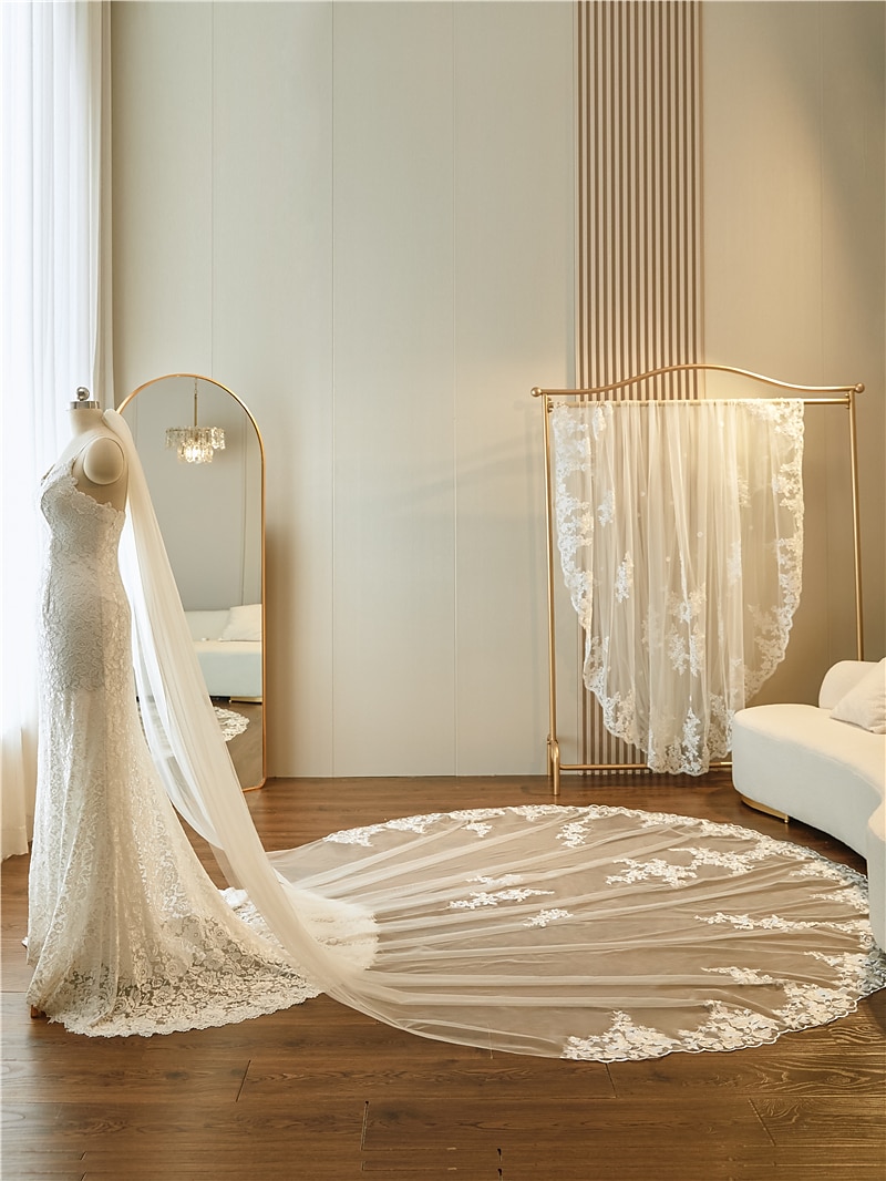 One-tier Lace Applique Edge / Lace Wedding Veil Cathedral Veils with Embroidery / Appliques / Paillette 137.8 in (350cm) Tulle 2025 - $41.99 –P3