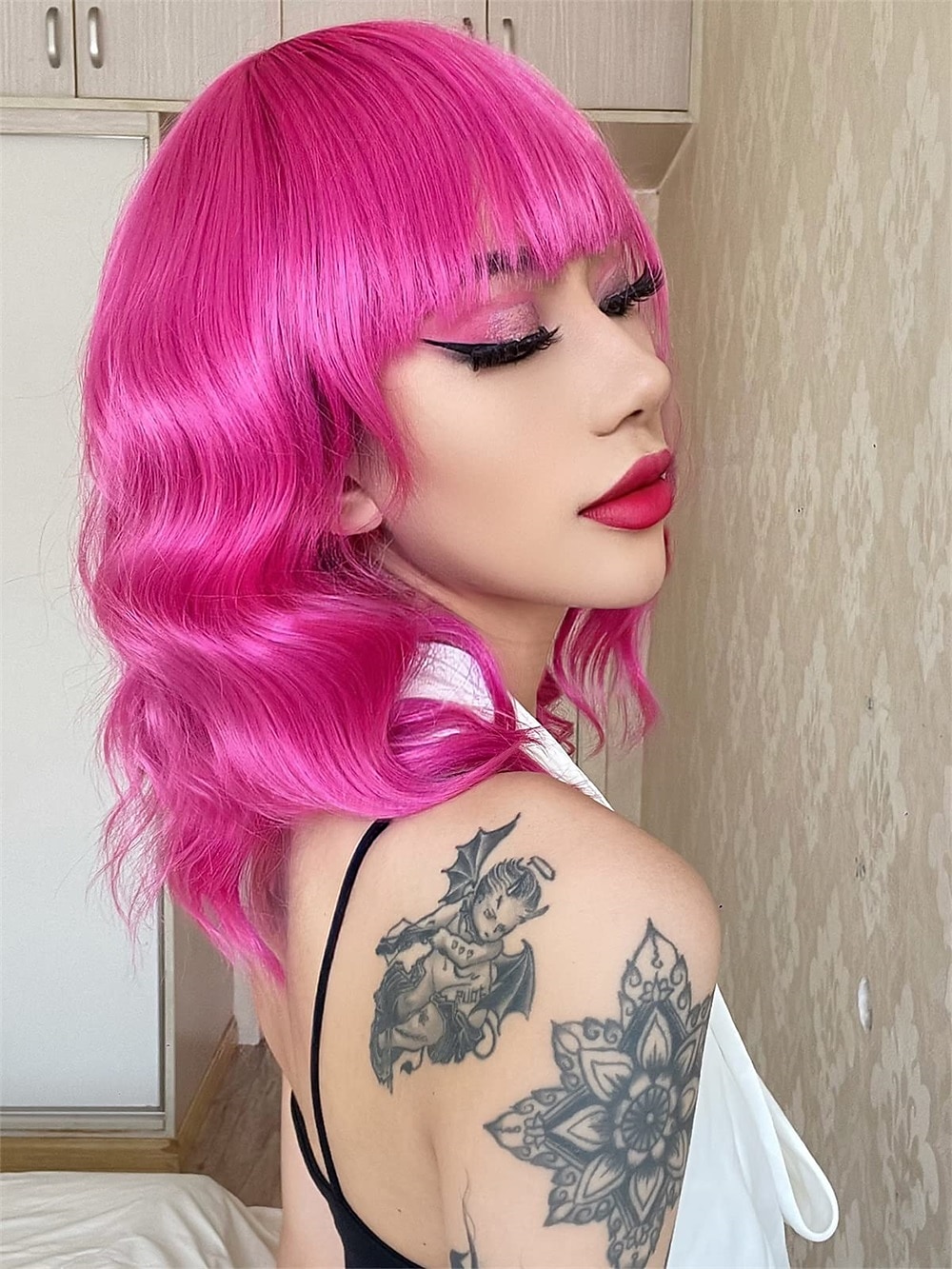 hete roze pruik met pony korte bob golvend krullend pruik schouderlengte hete roze pruiken voor vrouwen synthetisch haar kleurrijke pruik voor halloween kostuum cosplay 14 inch 2025 - $20.99 –P5