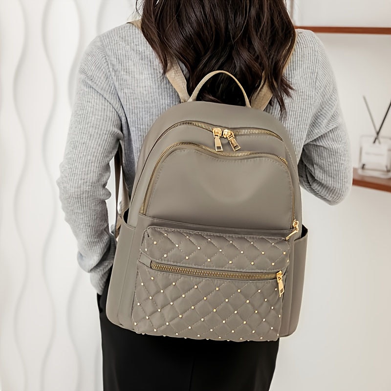 Sac à dos en nylon matelassé noir pour femme avec fermetures éclair dorées et poche avant cloutée – sac léger et élégant pour l'école, le travail ou un usage quotidien de 2025 ? $34.99 –P8