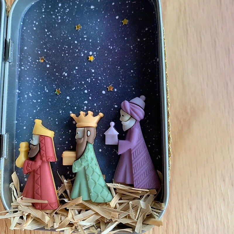 Natividad navideña, figura de natividad pintada y esculpida a mano, un pequeño y encantador belén, regalo de decoración navideña de la Sagrada Familia para exhibición en el interior del hogar, mesa 8,8*11,5*2,8 cm 2025 - $29.99 –P3