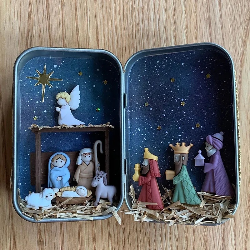 Natividad navideña, figura de natividad pintada y esculpida a mano, un pequeño y encantador belén, regalo de decoración navideña de la Sagrada Familia para exhibición en el interior del hogar, mesa 8,8*11,5*2,8 cm 2025 - $29.99 –P2