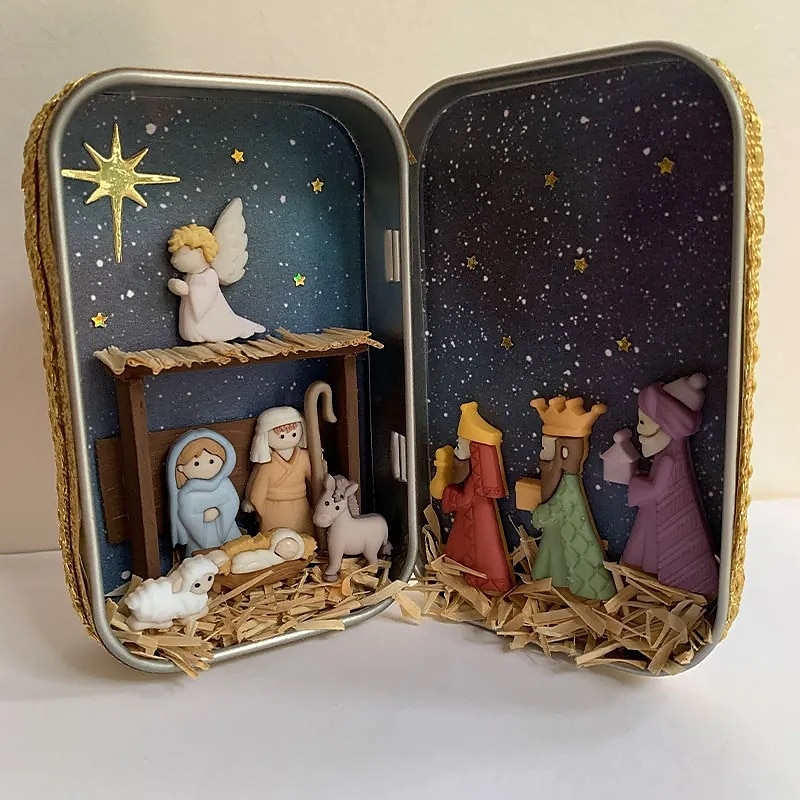Natividad navideña, figura de natividad pintada y esculpida a mano, un pequeño y encantador belén, regalo de decoración navideña de la Sagrada Familia para exhibición en el interior del hogar, mesa 8,8*11,5*2,8 cm 2025 - $29.99 –P1