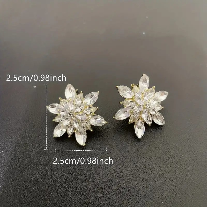 Femme Boucles d'oreille Clou Bijoux Fins Classique Forme de fleur mode simple Des boucles d'oreilles Bijoux Doré Pour Mariage Soirée 1 paire de 2025 ? $11.99 –P2