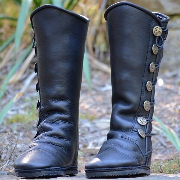 Botas altas medievales con cordones marrones para mujer: botas vintage de piel sintética con botones decorativos para cosplay, ferias renacentistas y recreaciones históricas 2025 - $54.99 –P4