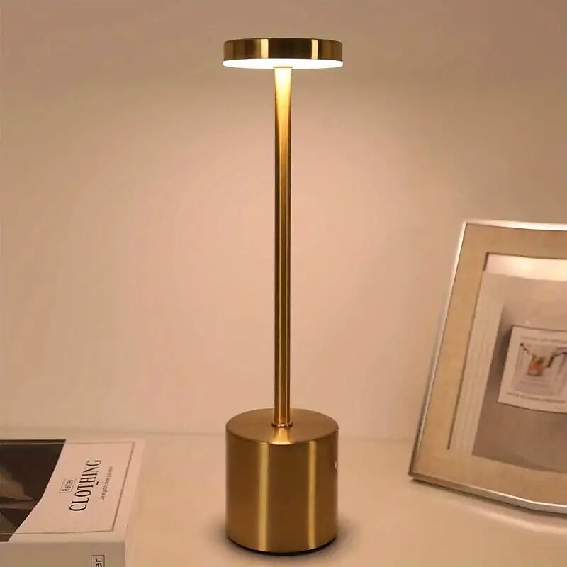 LED Metal Touch 3-Farben wiederaufladbare kabellose Schreibtischlampe Schlafzimmer Nachttischlampe minimalistische moderne Atmosphäre Schreibtischlampe USB-Aufladung 2025 - $60.99 –P5