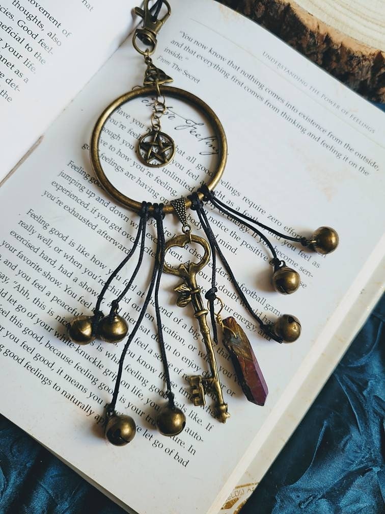1 peça, sinos de bruxa, presentes de decoração de bruxaria, parede pagã mágica, maçaneta decorativa de porta de casa, runas de bruxas, suprimentos de altar wiccan de 2025 por $13.49 –P5