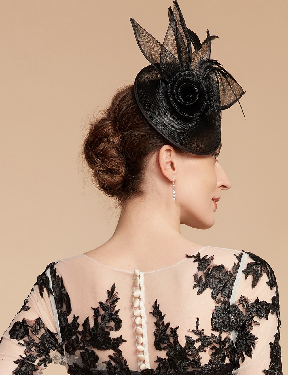 Fascinator Cappelli Rete Cappello Kentucky Derby Copricapo Fascinators con Fiore in Piuma 1PC Matrimonio Corsa di Cavalli Giornata delle Donne Melbourne Cup Copricapo abito per impressionare Abito del 2025 a $27.99 –P4