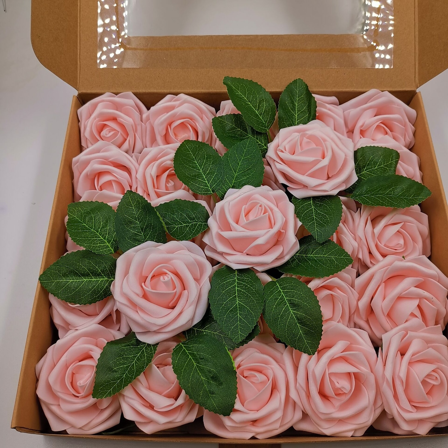 Confezione regalo 25/50 pz/set 8 cm rosa artificiale con foglie 25 50 scatole di decorazioni floreali per la casa decorazione di nozze del 2025 a $15.49 –P3