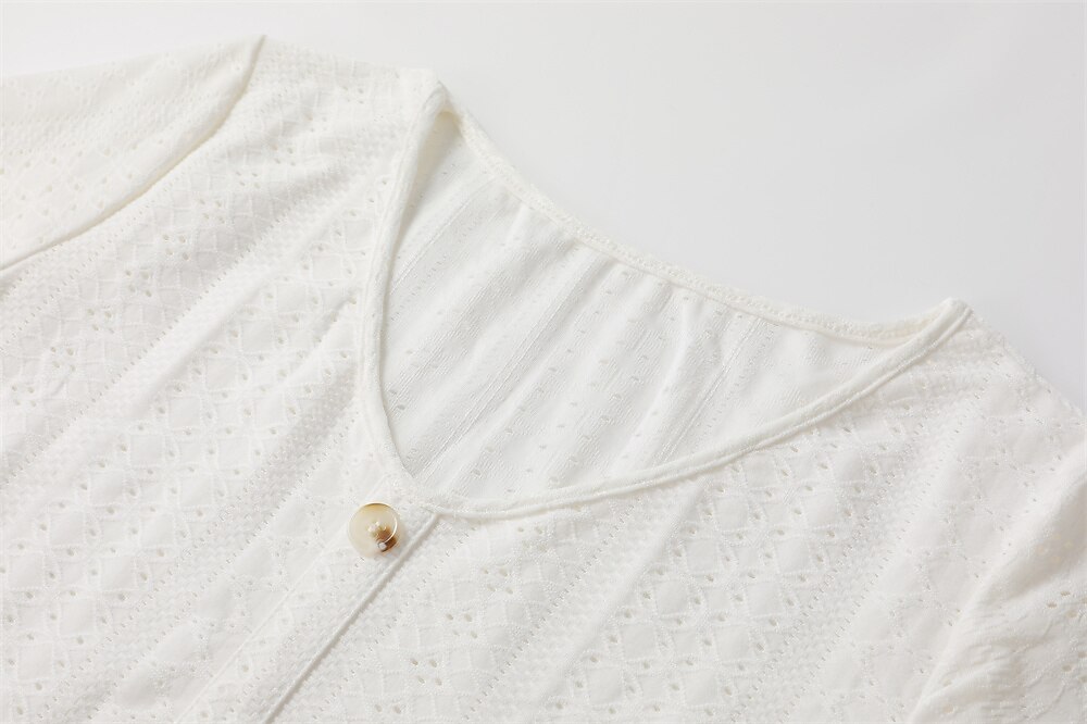 Top in pizzo bianco elegante da donna con ricami blusa elegante top alla moda con bottoni di base a maniche lunghe top regolari colletto a V casual top romantici petite per le vacanze abbigliamento del 2025 a $16.99 –P3