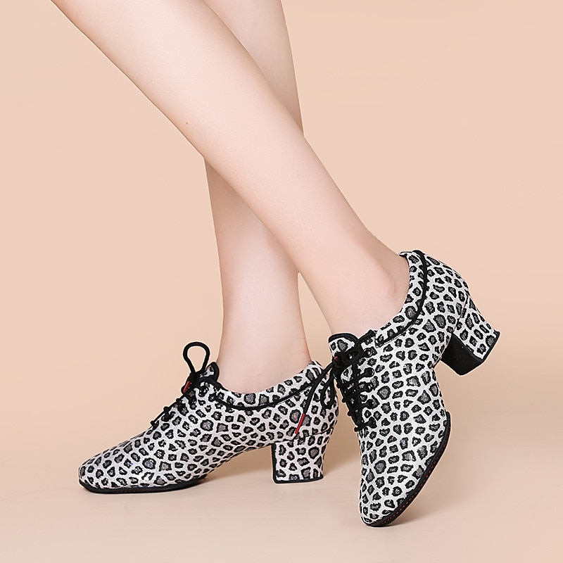 Femme Chaussures Latines Entraîner des chaussures de danse Utilisation Entraînement Talon Talon Cubain Bout rond Lacet Adulte Noir Marron de 2025 ? $46.99 –P9