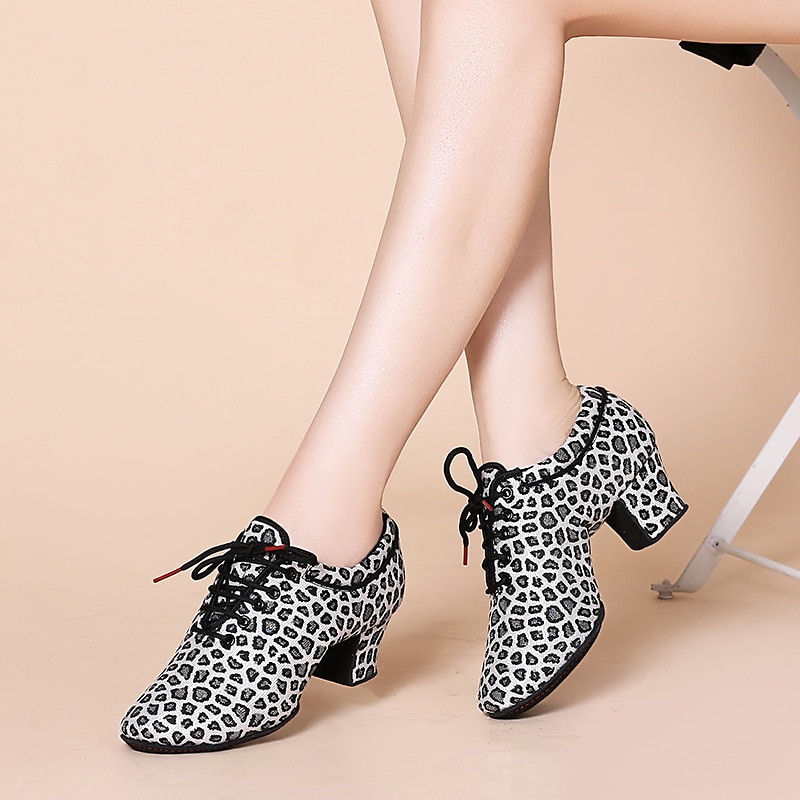 Femme Chaussures Latines Entraîner des chaussures de danse Utilisation Entraînement Talon Talon Cubain Bout rond Lacet Adulte Noir Marron de 2025 ? $46.99 –P7