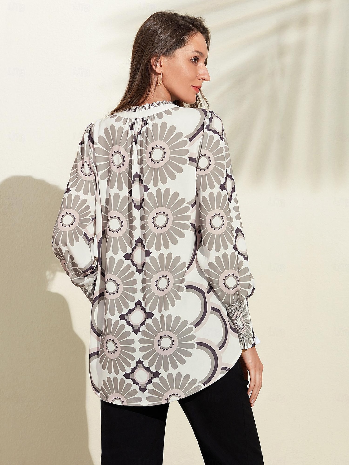 camicia con scollo a V e stampa floreale in raso del 2025 a $41.99 –P13