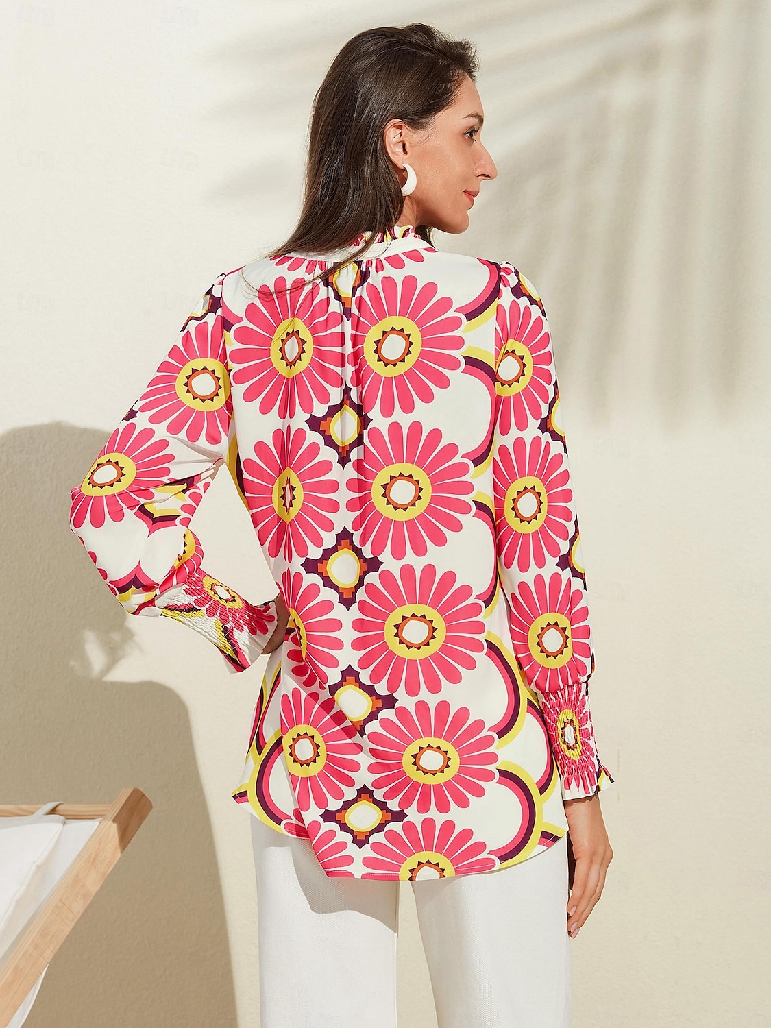 camicia con scollo a V e stampa floreale in raso del 2025 a $41.99 –P4