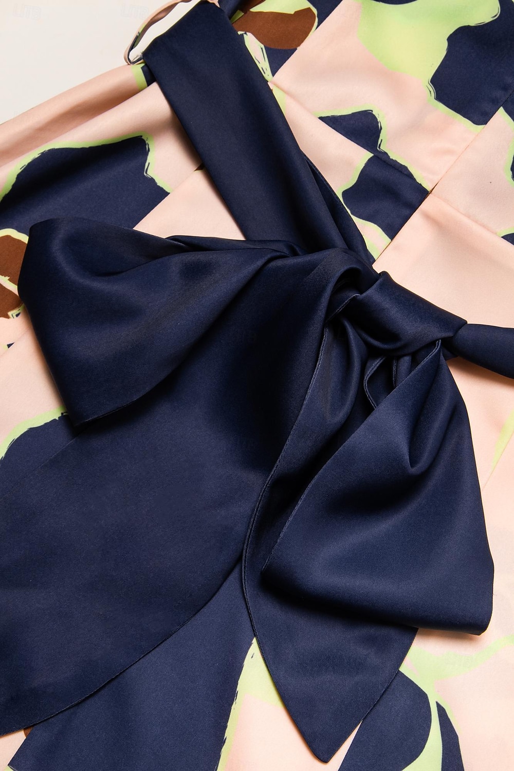 Maxi abito floreale per invitati a un matrimonio in raso con scollo a V e chiusura con zip del 2025 a $103.99 –P11