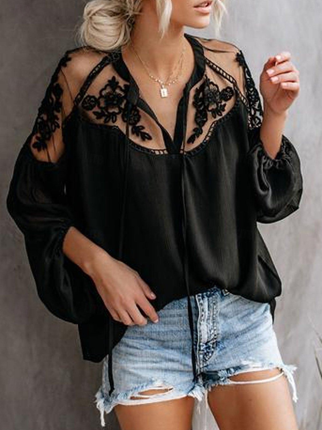 Chemise Chemise en dentelle Chemisier Haut patchwork en maille Femme Noir Blanche Couleur unie Lacet Maille Plein Air du quotidien Mode Col V S de 2025 ? $25.99 –P1
