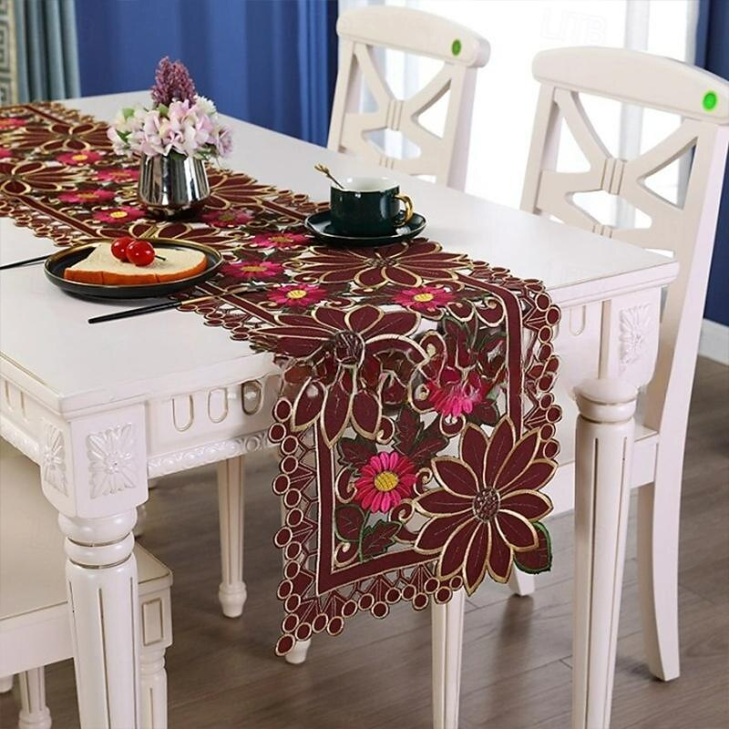 chemin de table brodé de fleurs rouges de 2025 ? $12.49 –P1