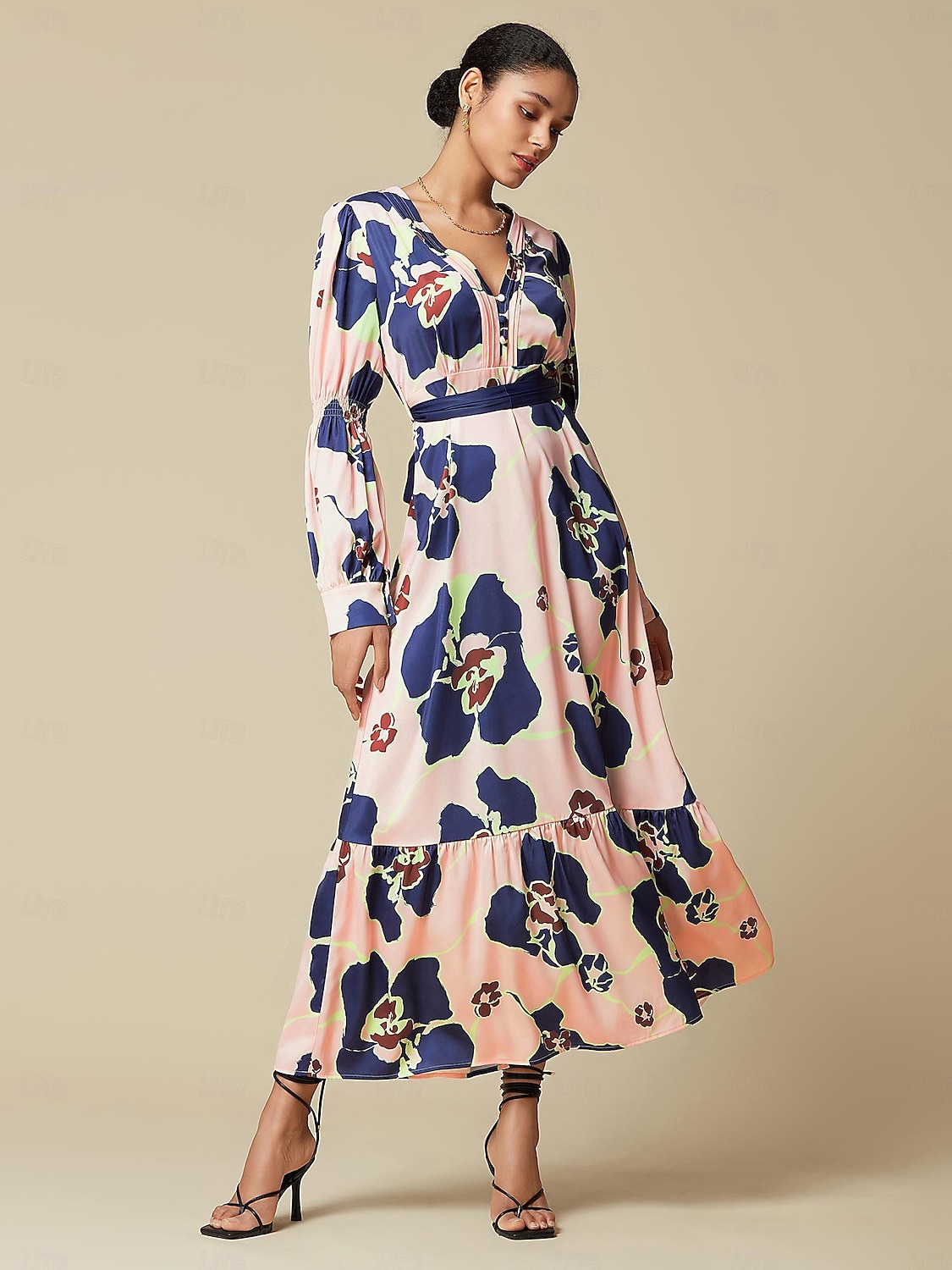 Maxi abito floreale per invitati a un matrimonio in raso con scollo a V e chiusura con zip del 2025 a $103.99 –P2