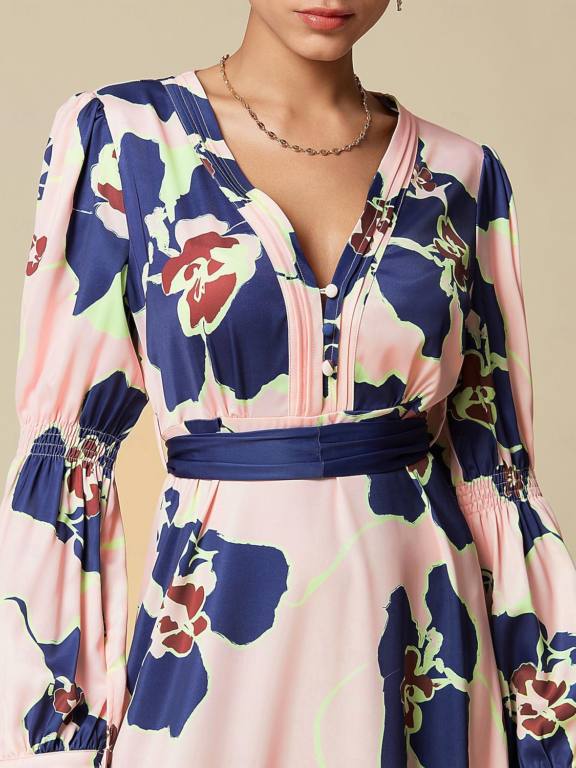 Maxi abito floreale per invitati a un matrimonio in raso con scollo a V e chiusura con zip del 2025 a $103.99 –P4