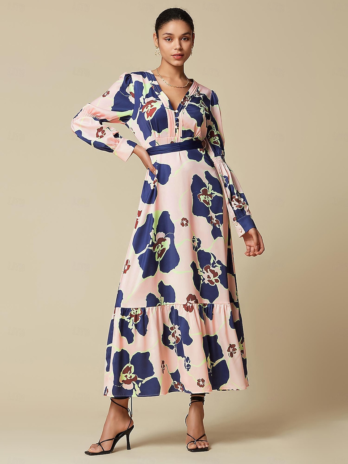 Maxi abito floreale per invitati a un matrimonio in raso con scollo a V e chiusura con zip del 2025 a $103.99 –P5